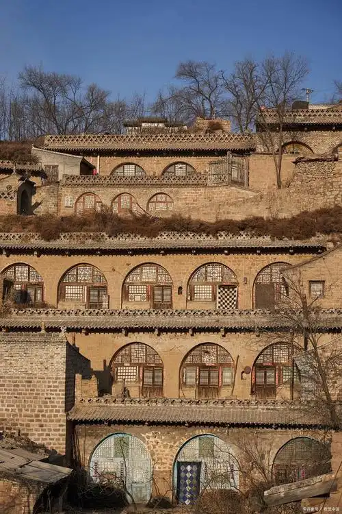 窑洞是中国北部黄土高原上居民的古老居住形式.