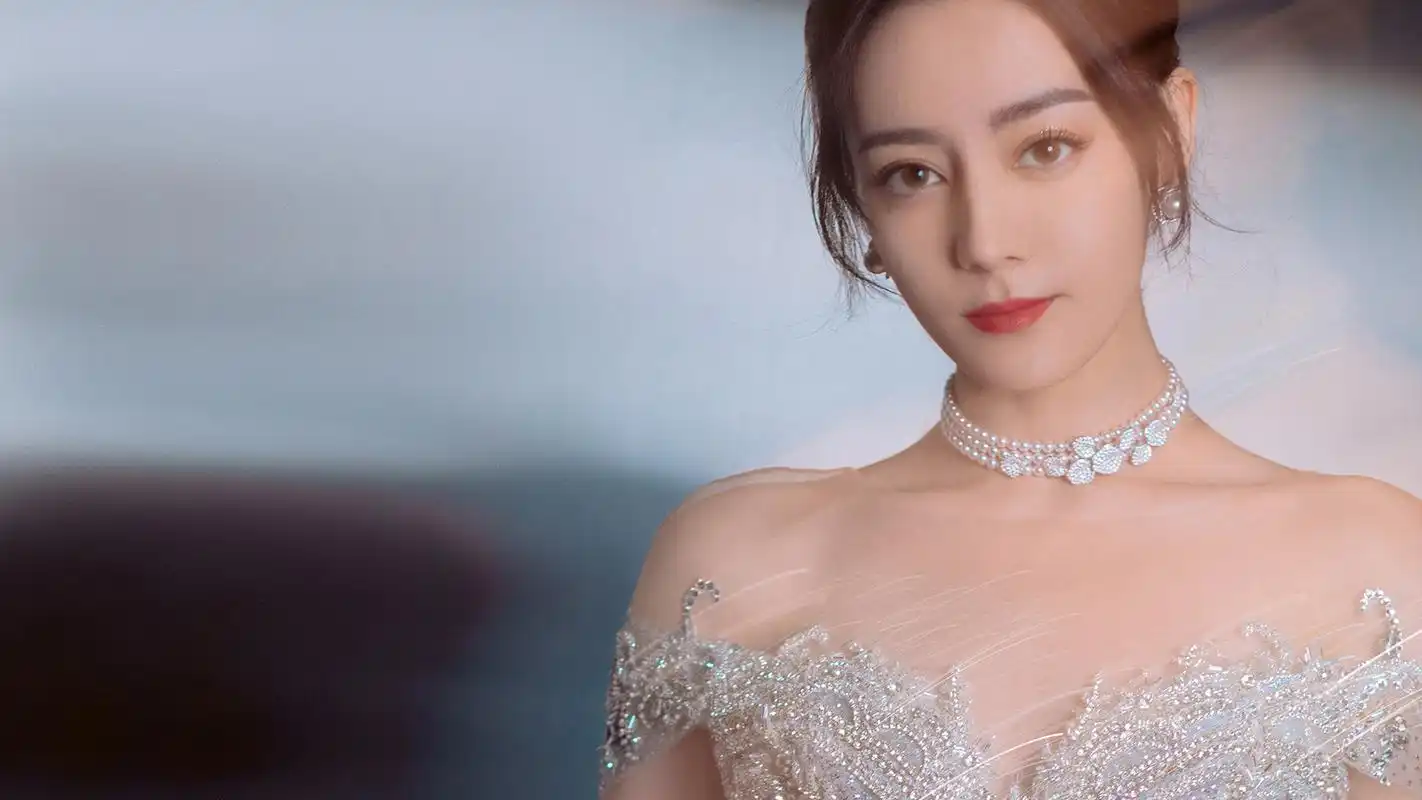 穿绝美鱼尾裙的迪丽热巴