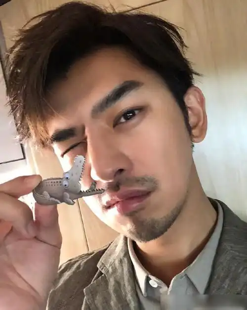 陈柏霖晚上蓄胡子迷人心醉白天刮胡子阳光男孩