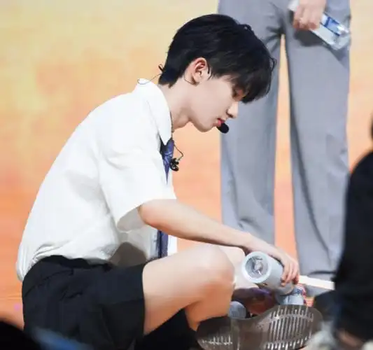 马嘉祺 好香的天鹅颈 好男的喉结#马嘉祺声生不息宝岛季