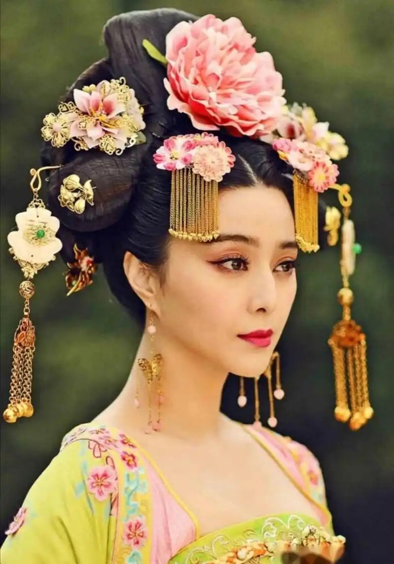 即使是现在看来范冰冰《武媚娘传奇》的造型依旧是惊艳的.