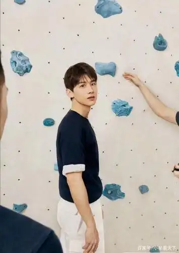 白敬亭杂志合集,皮肤白皙身材超好