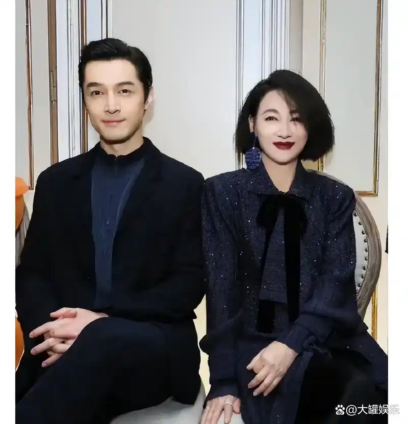 胡歌老婆首次公开出镜,黑色短发难挡清纯气质,二人最萌身高差