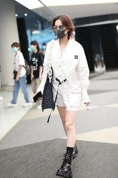 发型对一个人的影响很大,张馨予留短发很有辨识度,穿搭也更酷了