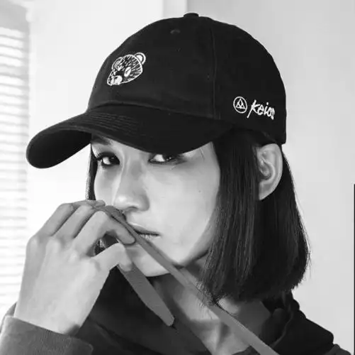 有什么黑白色的女生头像,最好是带鸭舌帽遮住眼睛的