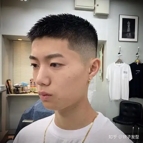碎寸头也属于超短的一种男士发型,周边同样推的特别短,清清爽爽的很