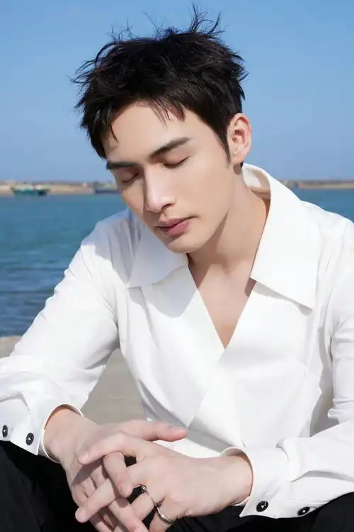 张彬彬海边随拍!黑色廓形西服,白色v领衬衣,彬彬有礼儒雅绅士