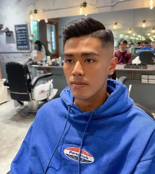 背头发型作为男士发型一直以来的经典,是很值得大家去尝试的.