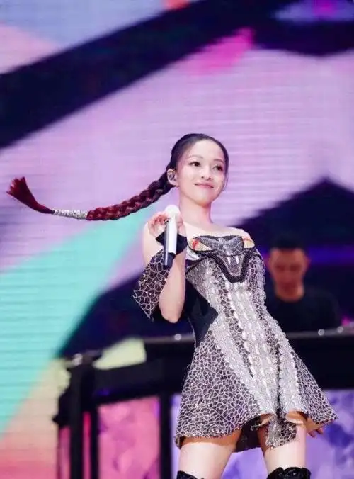 37岁张韶涵有多美?穿11cm小皮裙配高筒皮靴,如女王降临!