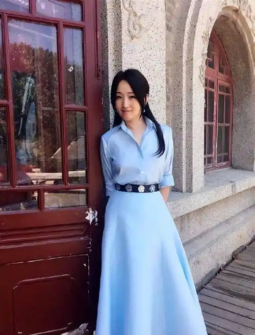 杨钰莹终究是老了,在美颜下看似年轻,但身材却暴露了真是年龄!