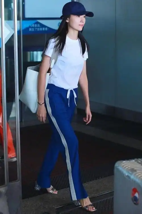 董洁用校服裤配白t 穿成18岁!而脚下这双鞋却暴露了她的品味