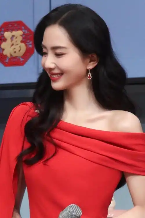 春晚四美新鲜出炉!刘诗诗刘涛美得国泰民安,李沁关晓彤笑容好甜