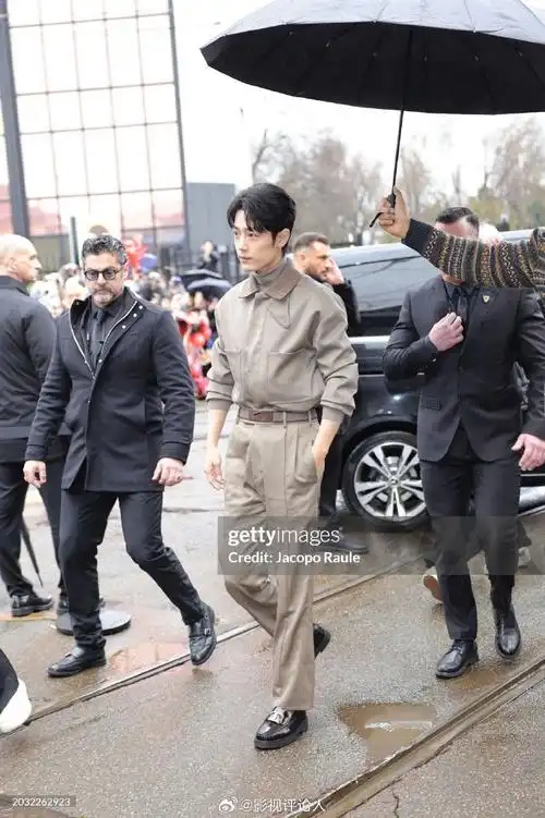 肖战米兰看秀登世趋第一#  肖战米兰看秀外网生图!