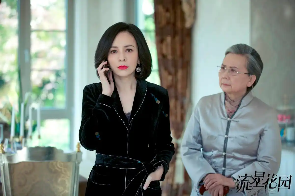 年过半百的王琳,身材依旧苗条纤瘦,岁月也曾优待美人