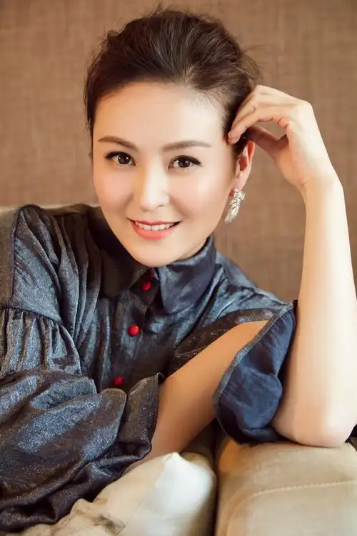 戴娇倩最新写真曝光 慵懒惬意散发知性魅力_绸缎