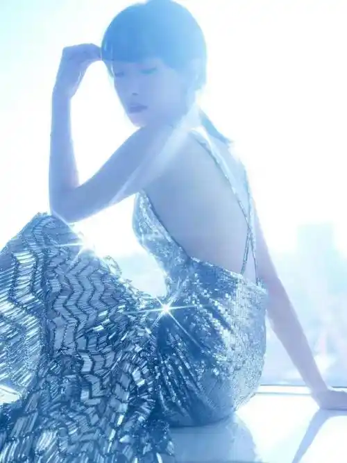 原创宋茜银色露背亮片裙惊艳亮相雪肤水嫩魅力四溢网友直呼太美了