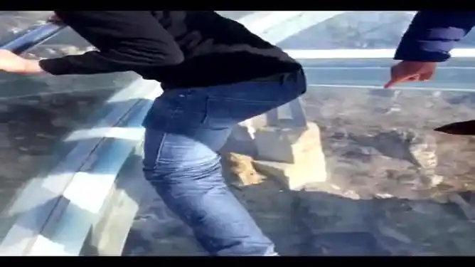 实拍男子在玻璃栈道吓得尿裤子