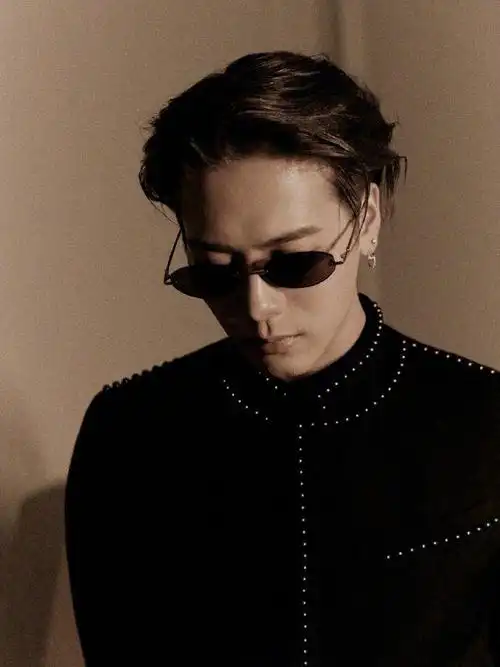 王嘉尔启程巴黎男装周,机场穿搭吸睛无数__财经头条