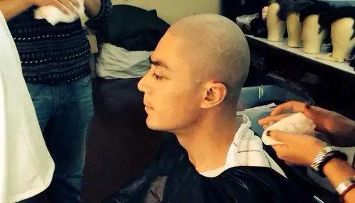 华杰工作室通过微博曝光霍建华入《镖门》剧组首剃光头的