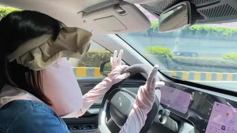 手握方向盘的女孩子 #女司机 #安全拍摄 夏天开车正确打开方式