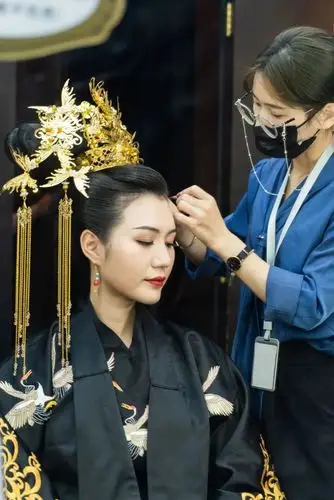 专业的古装造型师会根据你挑选的拍摄主题,以及你的脸型和气质来设计