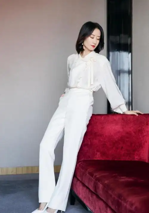 刘敏涛越活越年轻白衬衫搭破洞裤简约又洋气40岁女人都该学学