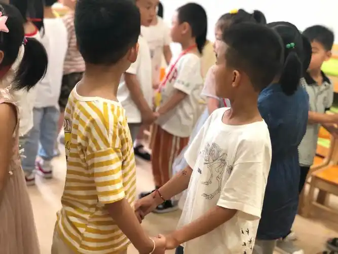 找呀找,找朋友,找到一个好朋友.敬个礼呀,握握手,你是我的好朋友.