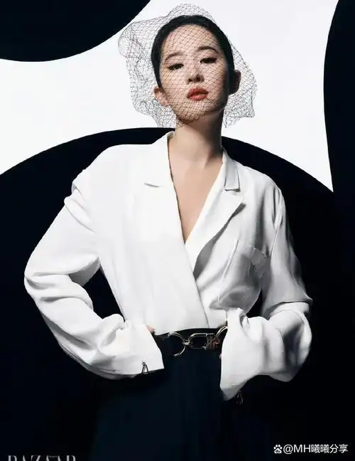 刘亦菲登《时尚芭莎》四月刊封面,超深v大秀性感曲线,太鲨了