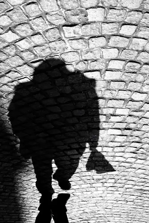 模糊的男人的影子剪影