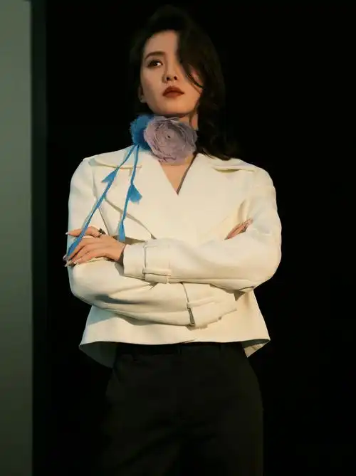 刘诗诗# @刘诗诗 #instyle优家画报#2021新年首刊封面大片 美人鎏金