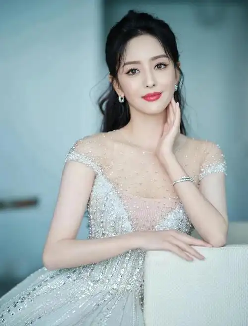 佟丽娅亮相第四届海南国际电影节的新造型又美了,不得不说,她的礼服还