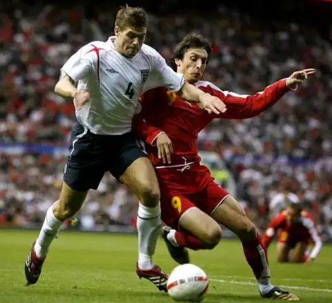 图文:欧锦赛-英格兰vs马其顿 杰拉德对抗对手