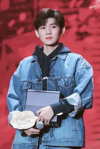 王源给别人过生日也依旧笑得很开心的宝宝