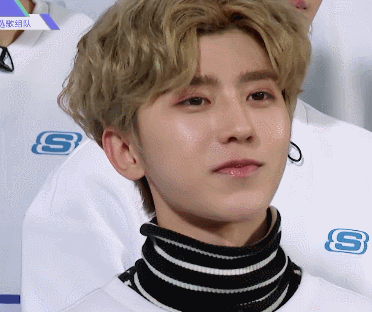 蔡徐坤动图,自截,二传注明堆糖温立安,拿图点赞