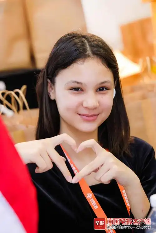 高清图:笑容满面的他们,是东博会上最美的风景_新浪财经_新浪网