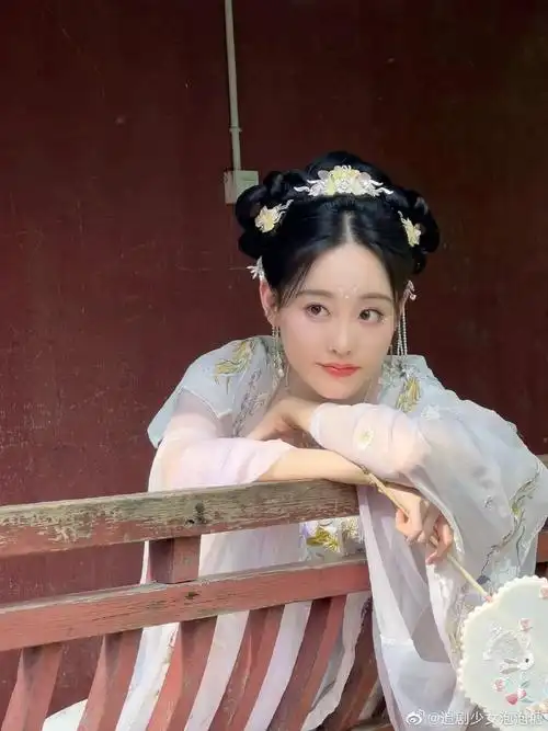 祝绪丹白衣团扇古风大片