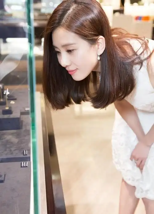 刘诗诗白裙亮相品牌活动图片 清新优雅幸福满满