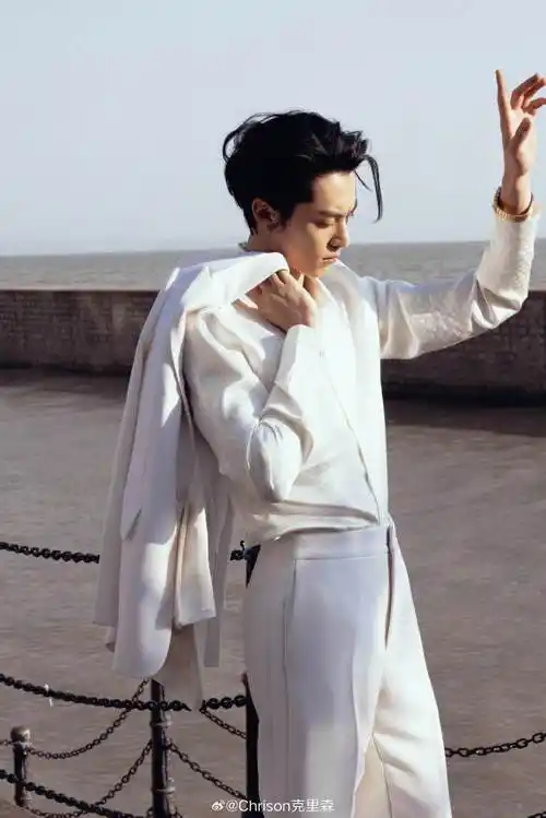 王鹤棣 x 尖叫之夜 ┊ 今晚的两套造型都是来自lv,搭配他的狼奔头发型