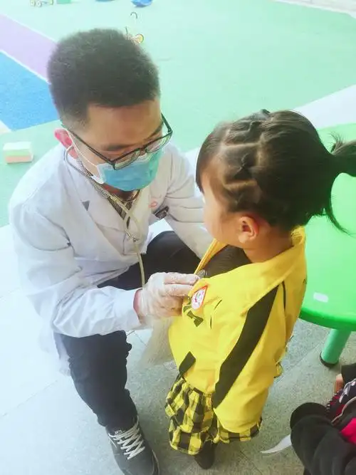 蓓蕾幼儿园小二班第六周活动花絮