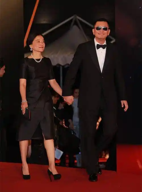 原创导演王家卫老婆气质端庄从来不靠颜值穿黑裙穿出了富态贵气