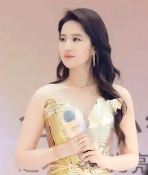 37岁还"黑料不断"的刘亦菲;终究还是难逃"干爹"陈金飞