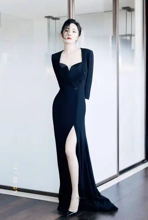 杨幂出席superelle盛典走红毯,改良西装高订系列,长拖尾好霸气_礼服