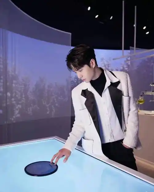 王一博西装穿搭合集_太阳_舞台_白色