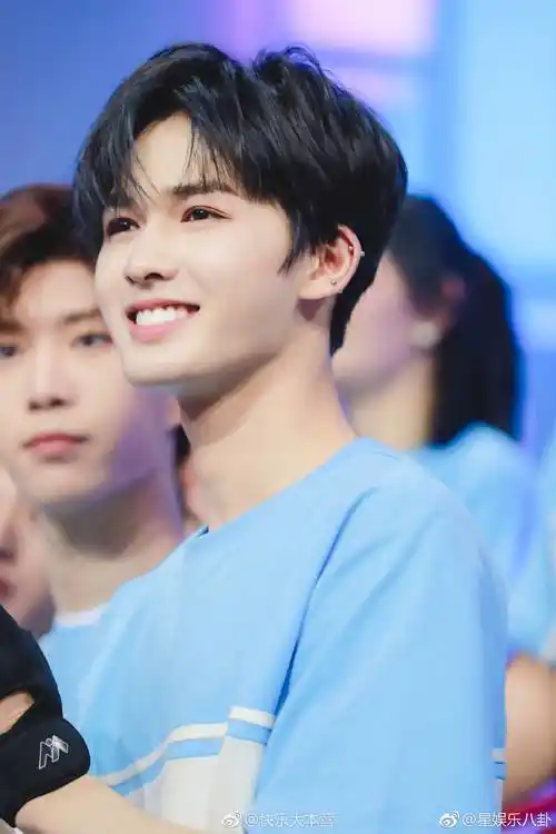 ninepercent快乐大本营预告朱正廷单人花絮图公开~今天是肤白貌美笑容