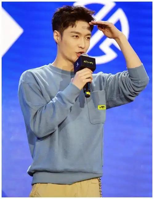 张艺兴蓝色卫衣出席活动,剪短发露额头干净清爽