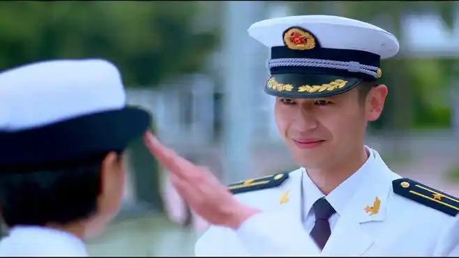 天生要完美:朱亚文穿军装慰问战友,下车这个转身简直帅到心里-影视综