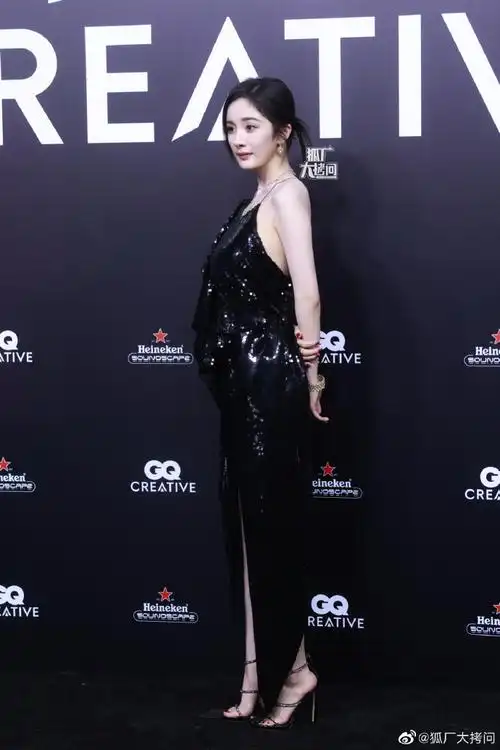 杨幂黑色亮片吊带连衣裙##杨幂暗夜精灵##gq红毯