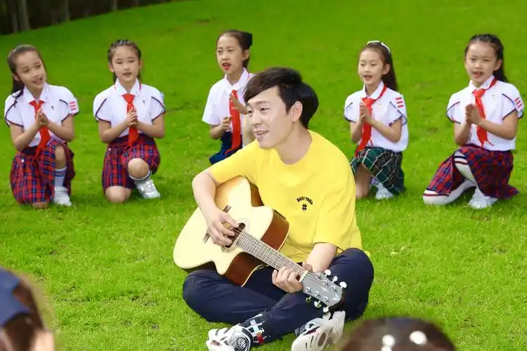 90后青年歌手公益人宋世辉为志愿服务注入新生力量