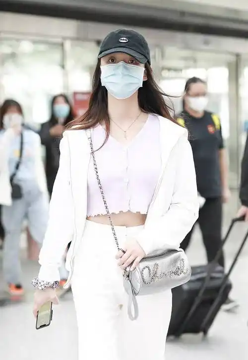 原创林允白衫白裤走机场穿露脐装马甲线若隐若清新甜美少女感爆棚