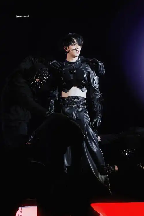 大屏上的严浩翔##严浩翔用rap串联所有自己的歌##严浩翔solo舞台露腰